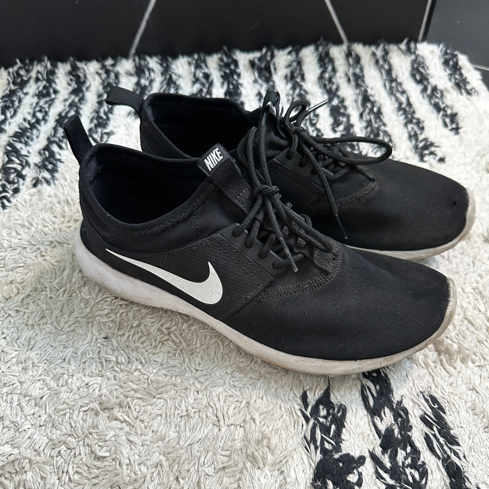 Women’s Nike Juvenate Lightweight Sneakers size 8